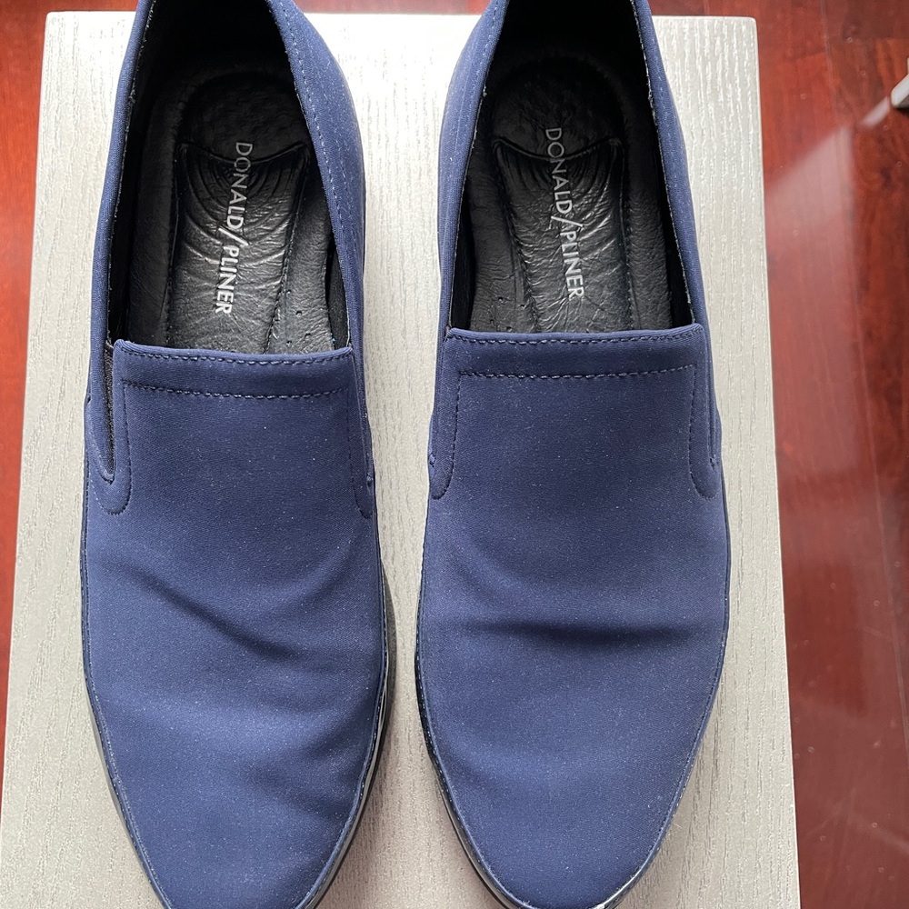 Women’s Donald Pliner style Meg Navy Loafers Size 9.5M